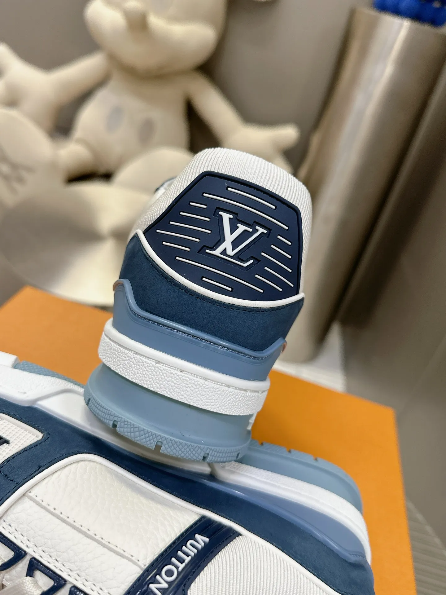 👟👟Ex-factory price 840👟👟The highest version on the Internet⚠️Feel free to compare! 2021🔥New model, purchase quality LV~Louis Vuitton by Virgin Abloh’s best-looking sneakers, Donkey Brand strongly recommends new products, official website limited edition retro basketball sneakers! Both high and low tops cost money to purchase 1:1 accurate replicas of the originals. The details are invincible, full of sincerity, imported custom-made original cowhide, the original package method is the same, the details are 100% restored, and the private model customized the original one-piece T👟👟factory price U outsole, which is different from other brands. Without the original version, this effect cannot be achieved! 35-45 (46 is custom-made and non-refundable) Some colors are available in women’s styles